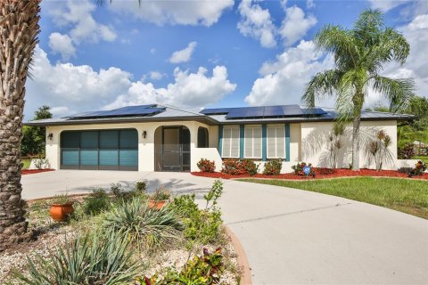 House in Punta Gorda, Florida 4 bedrooms, 229.19 sq.m. № 1297383 - photo 3