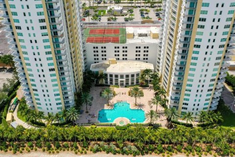 Condo in Hallandale Beach, Florida, 1 bedroom  № 1038222 - photo 1