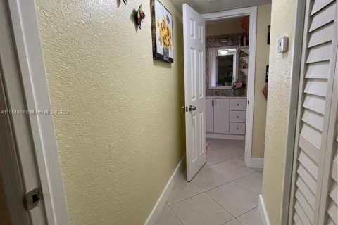 Condo in Sunrise, Florida, 1 bedroom  № 1071072 - photo 7