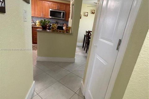 Condo in Sunrise, Florida, 1 bedroom  № 1071072 - photo 6