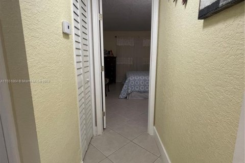 Condo in Sunrise, Florida, 1 bedroom  № 1071072 - photo 14