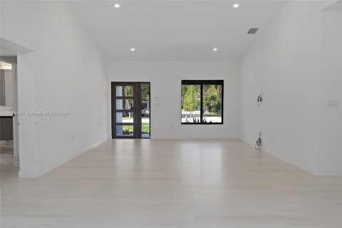 House in South Miami, Florida 4 bedrooms, 186.92 sq.m. № 1073186 - photo 9