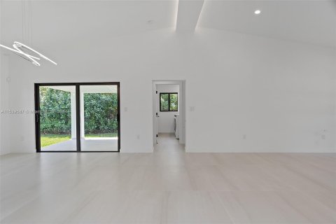 House in South Miami, Florida 4 bedrooms, 186.92 sq.m. № 1073186 - photo 10