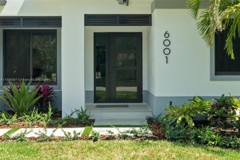 House in South Miami, Florida 4 bedrooms, 186.92 sq.m. № 1073186 - photo 4
