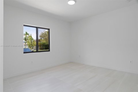 House in South Miami, Florida 4 bedrooms, 186.92 sq.m. № 1073186 - photo 30