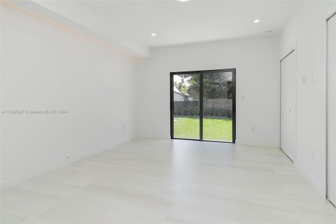 House in South Miami, Florida 4 bedrooms, 186.92 sq.m. № 1073186 - photo 24