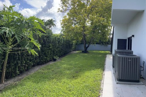 House in Miami, Florida 8 bedrooms, 587.79 sq.m. № 1073184 - photo 20