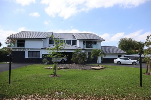 House in Miami, Florida 8 bedrooms, 587.79 sq.m. № 1073184 - photo 1