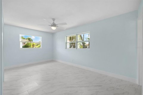 House in Cape Coral, Florida 5 bedrooms, 180.97 sq.m. № 1344531 - photo 12