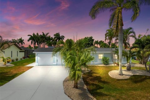 House in Cape Coral, Florida 5 bedrooms, 180.97 sq.m. № 1344531 - photo 1