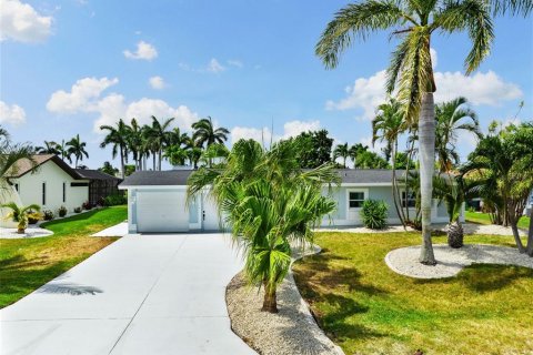 House in Cape Coral, Florida 5 bedrooms, 180.97 sq.m. № 1344531 - photo 3