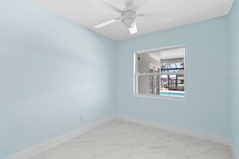 House in Cape Coral, Florida 5 bedrooms, 180.97 sq.m. № 1344531 - photo 20