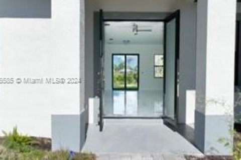 Casa en venta en Lehigh Acres, Florida, 4 dormitorios № 1050880 - foto 2