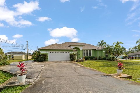 House in Port St. Lucie, Florida 3 bedrooms, 182.83 sq.m. № 1050928 - photo 2