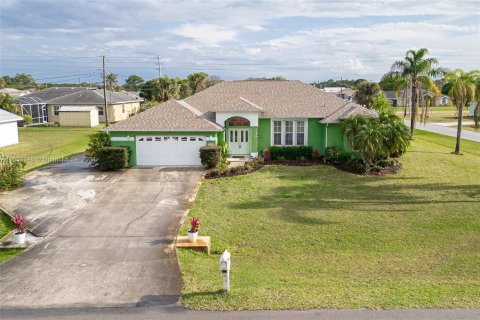 House in Port St. Lucie, Florida 3 bedrooms, 182.83 sq.m. № 1050928 - photo 1