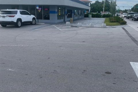 Propiedad comercial en venta en Hialeah, Florida № 1326001 - foto 10