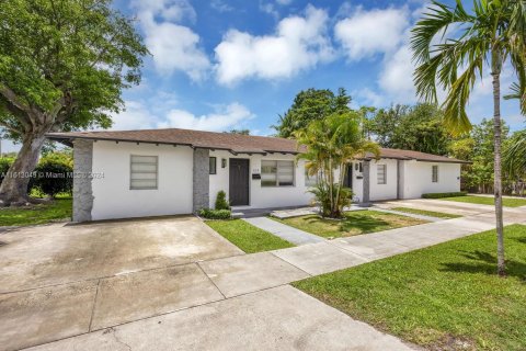 Propiedad comercial en venta en Miami, Florida, 192.68 m2 № 1236339 - foto 25