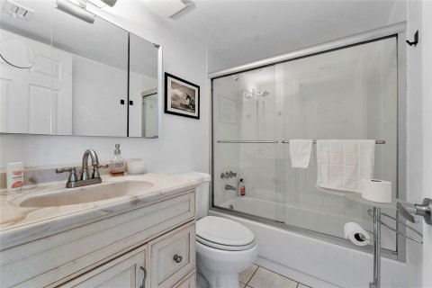 Copropriété à vendre à Deerfield Beach, Floride: 2 chambres, 82.4 m2 № 1073800 - photo 11