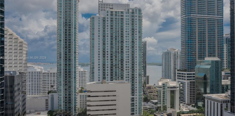 Condominio en Miami, Florida, 1 dormitorio  № 1399447