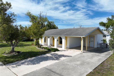 Casa en venta en Port Charlotte, Florida, 2 dormitorios, 82.31 m2 № 1068708 - foto 1