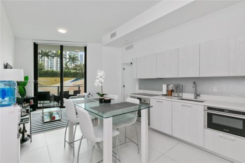 Condo in Miami, Florida, 2 bedrooms  № 1403010 - photo 9