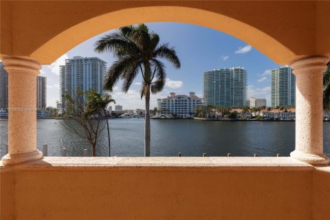 Casa en venta en Golden Beach, Florida, 5 dormitorios, 502.23 m2 № 1035508 - foto 25