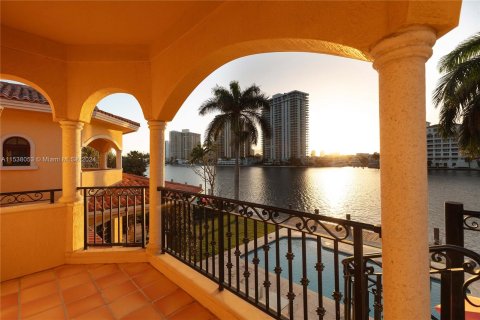 Casa en venta en Golden Beach, Florida, 5 dormitorios, 502.23 m2 № 1035508 - foto 29