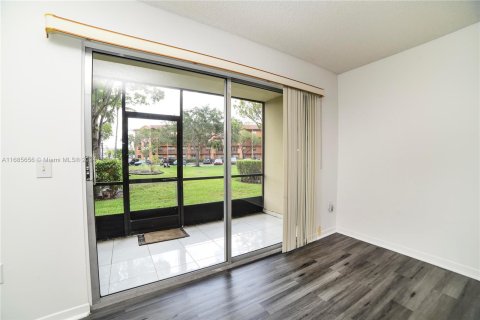 Condo in Pembroke Pines, Florida, 2 bedrooms  № 1423215 - photo 18