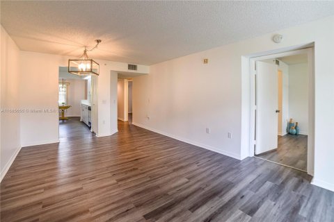 Condo in Pembroke Pines, Florida, 2 bedrooms  № 1423215 - photo 8