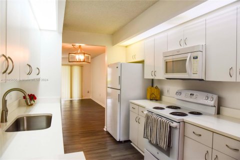 Condo in Pembroke Pines, Florida, 2 bedrooms  № 1423215 - photo 3