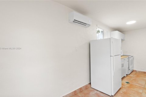 House in Miami, Florida 1 bedroom, 55.74 sq.m. № 1387996 - photo 4