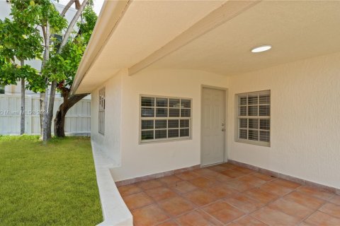 House in Miami, Florida 1 bedroom, 55.74 sq.m. № 1387996 - photo 1