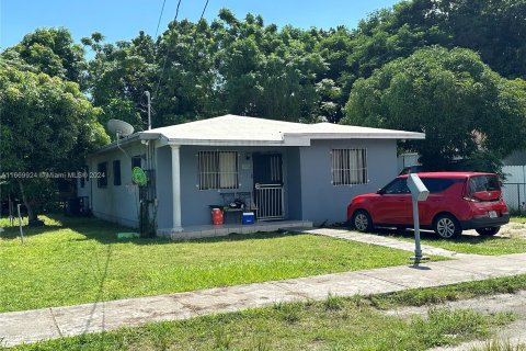 Villa ou maison à vendre à Miami, Floride: 4 chambres, 148.83 m2 № 1388084 - photo 1