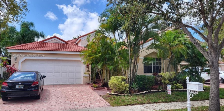 House in Weston, Florida 4 bedrooms, 213.86 sq.m. № 1064967