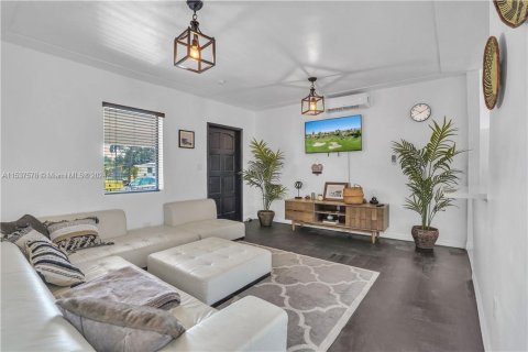 Villa ou maison à vendre à El Portal, Floride: 3 chambres, 100.33 m2 № 1021722 - photo 4