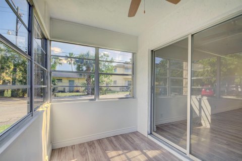 Condo in Palm Springs, Florida, 1 bedroom  № 1074741 - photo 22