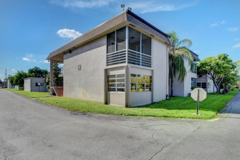 Condo in Palm Springs, Florida, 1 bedroom  № 1074741 - photo 4