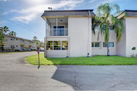 Condo in Palm Springs, Florida, 1 bedroom  № 1074741 - photo 3