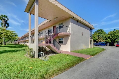 Condo in Palm Springs, Florida, 1 bedroom  № 1074741 - photo 2