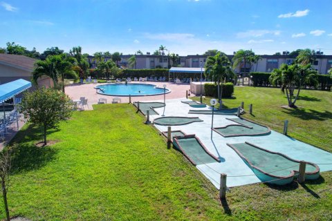 Condo in Palm Springs, Florida, 1 bedroom  № 1074741 - photo 18