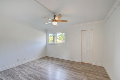 Condo in Palm Springs, Florida, 1 bedroom  № 1074741 - photo 29