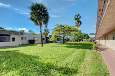 Condo in Palm Springs, Florida, 1 bedroom  № 1074741 - photo 1