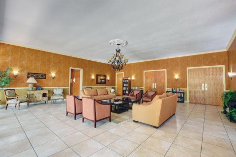 Condo in Palm Springs, Florida, 1 bedroom  № 1074741 - photo 12