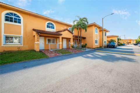 Condominio en venta en Hialeah, Florida, 2 dormitorios, 91.97 m2 № 1442023 - foto 1