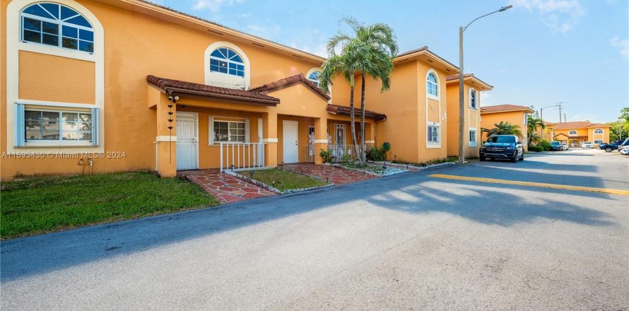 Condominio en Hialeah, Florida, 2 dormitorios  № 1442023