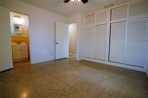 House in Wilton Manors, Florida 3 bedrooms, 129.32 sq.m. № 1068315 - photo 23