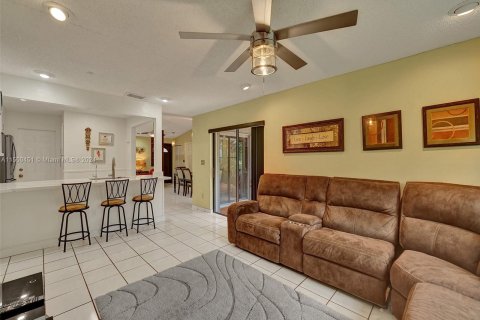 Villa ou maison à vendre à Cooper City, Floride: 3 chambres, 141.58 m2 № 1076324 - photo 21