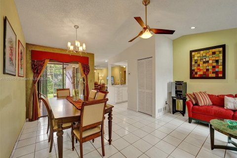 House in Cooper City, Florida 3 bedrooms, 141.58 sq.m. № 1076324 - photo 9