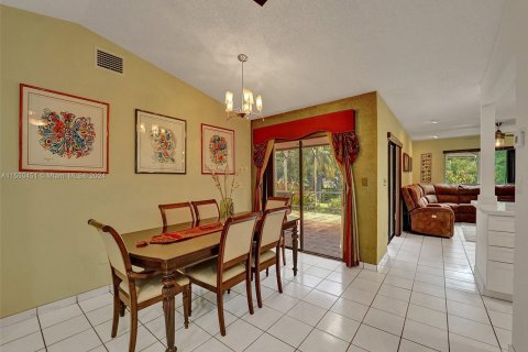 House in Cooper City, Florida 3 bedrooms, 141.58 sq.m. № 1076324 - photo 10
