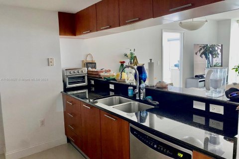 Condo in Miami, Florida, 2 bedrooms  № 1241067 - photo 2